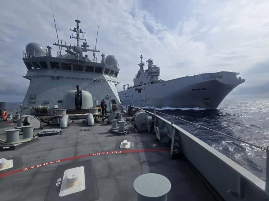 El BAM ‘Rayo’ junto al FS ‘Tonnerre’ tras finalizar la aproximación RAS