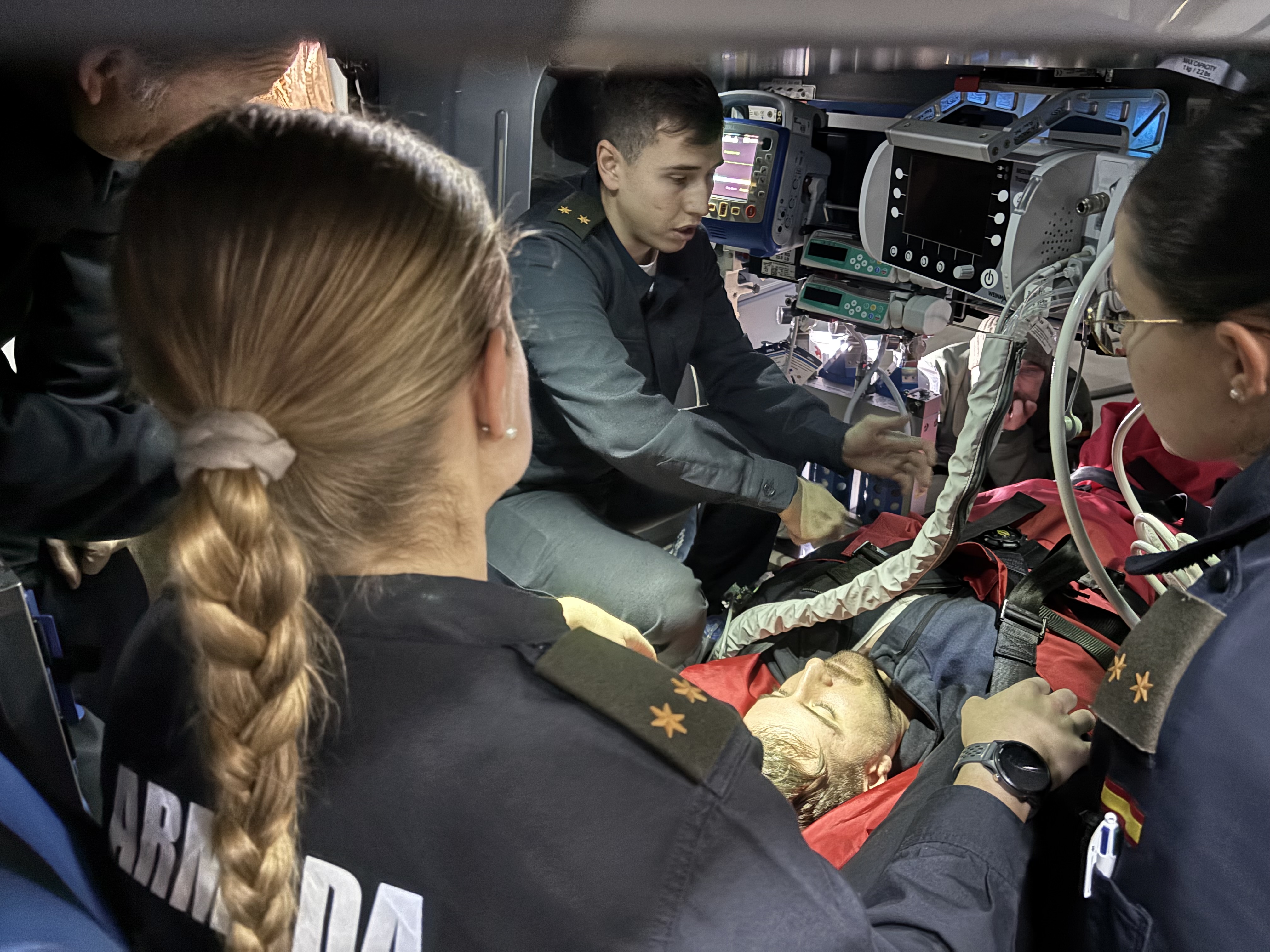 Personal de Sanidad del BAC Patiño en el Helo con MEDEVAC