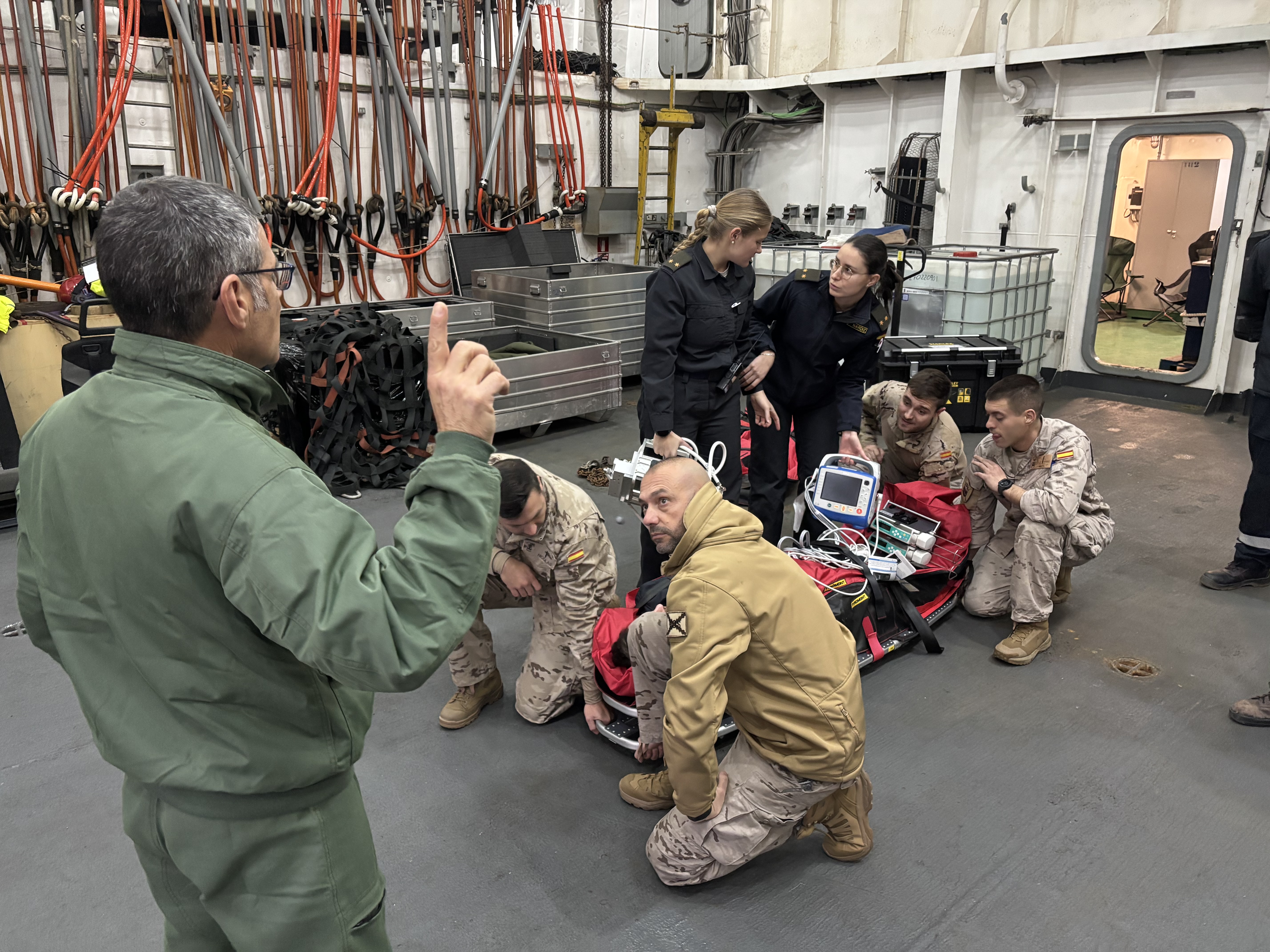 Dotación del BAC Patiño realizando ejercicio MEDEVAC