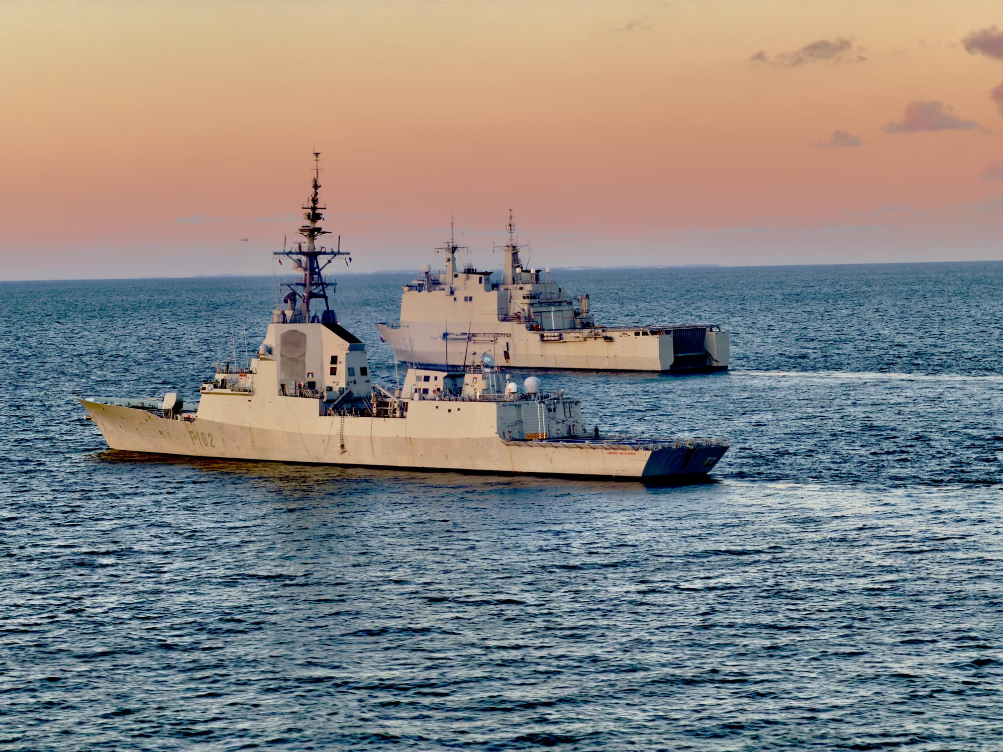 Fragata ‘Almirante Juan de Borbón’ y Buque de Asalto Anfibio ‘Castilla
