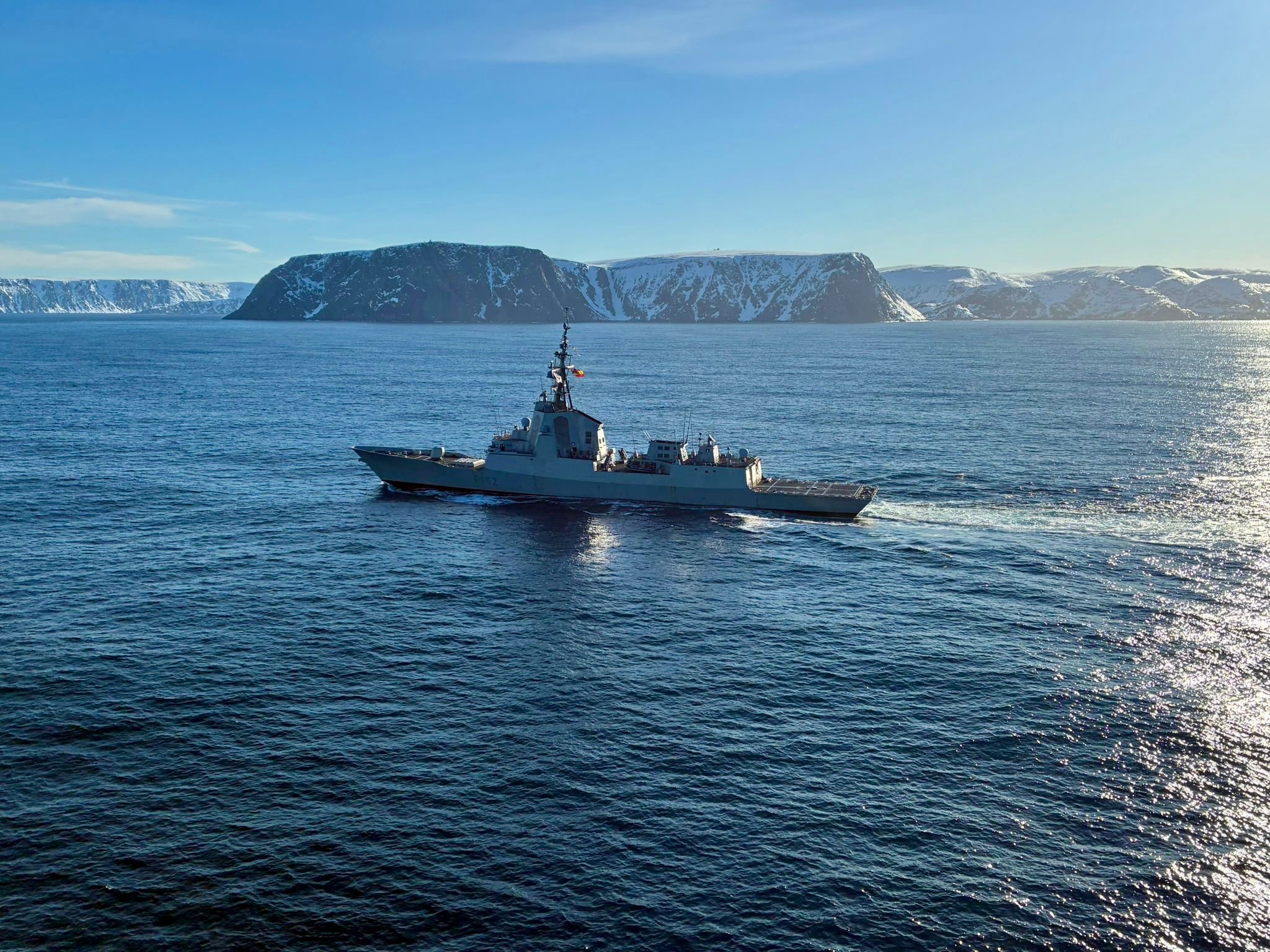 La fragata ‘Almirante Juan de Borbón’ navegando al norte de cabo Norte