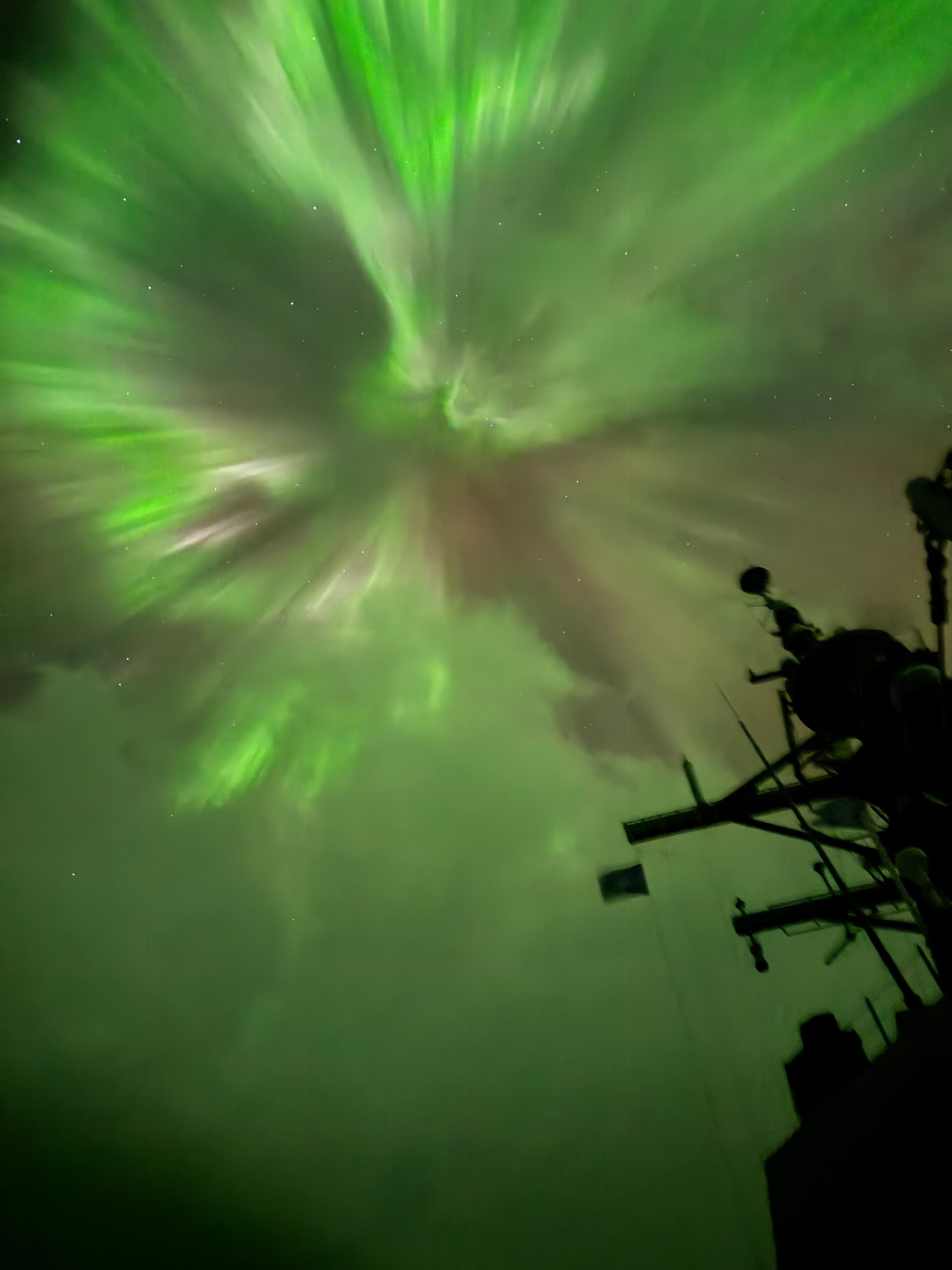 Auroras boreales visibles durante la navegación de la fragata en latitudes árticas