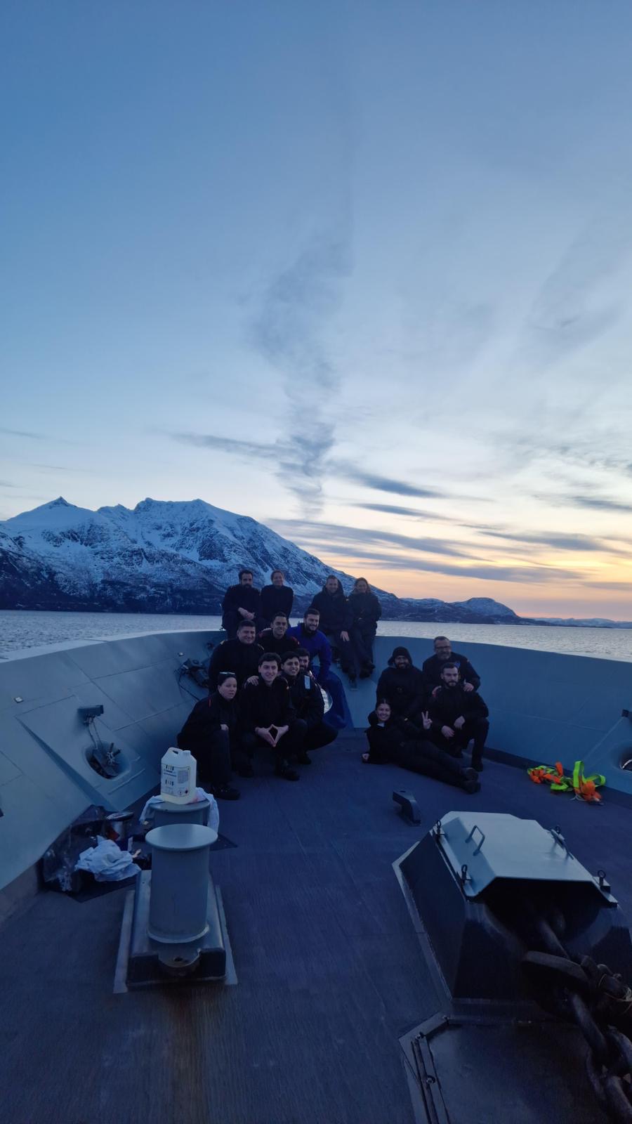 Personal del destino de cubierta y maniobra pintando el alavante de proa