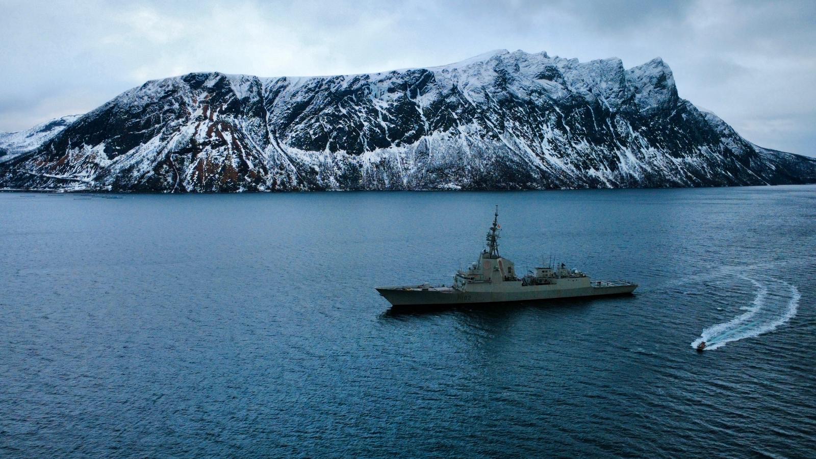 La fragata “Almirante Juan de Borbón” navegando entre fiordos en Noruega
