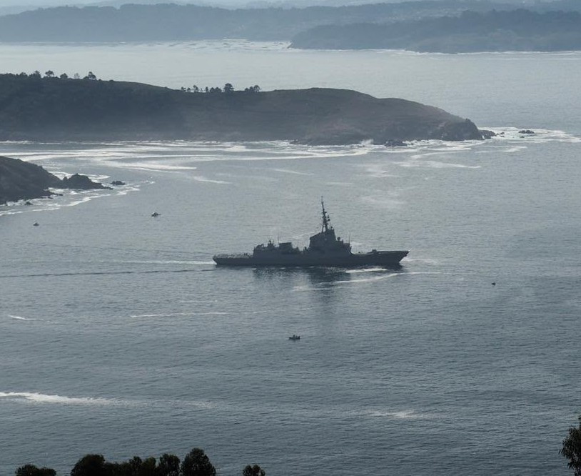 La fragata ‘Blas de Lezo’ saliendo por la ría de Ferrol