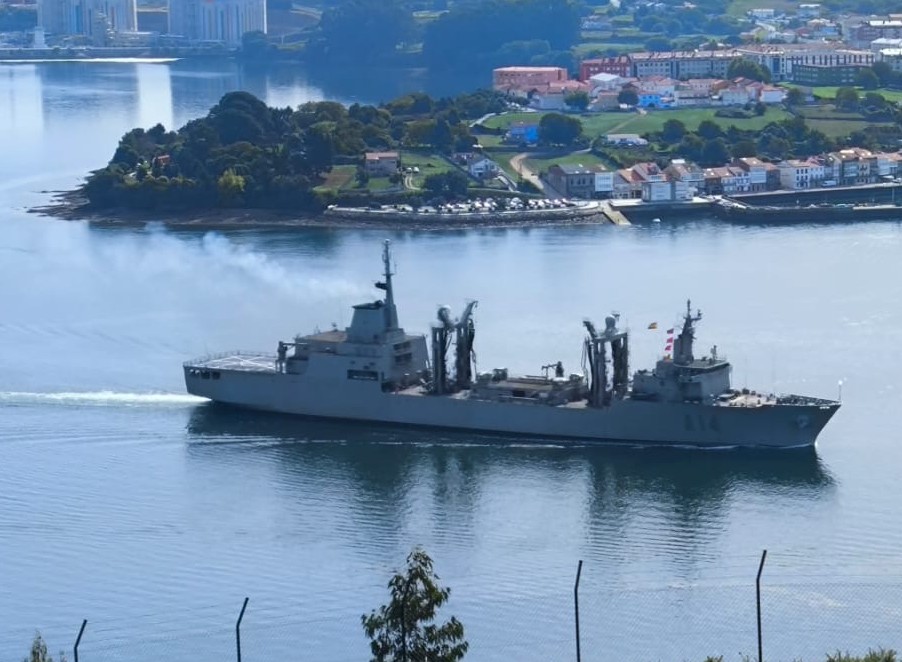 El buque de aprovisionamiento ‘Patiño’ saliendo por la ría de Ferrol