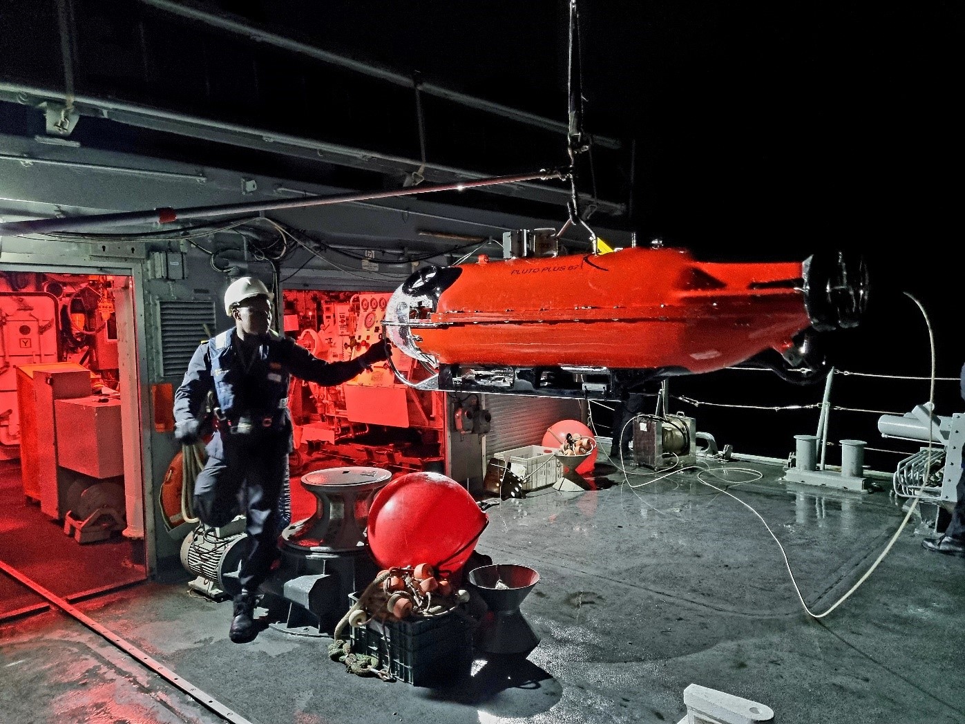 Cazaminas ‘Duero’ efectúa operaciones nocturnas con vehículo submarino