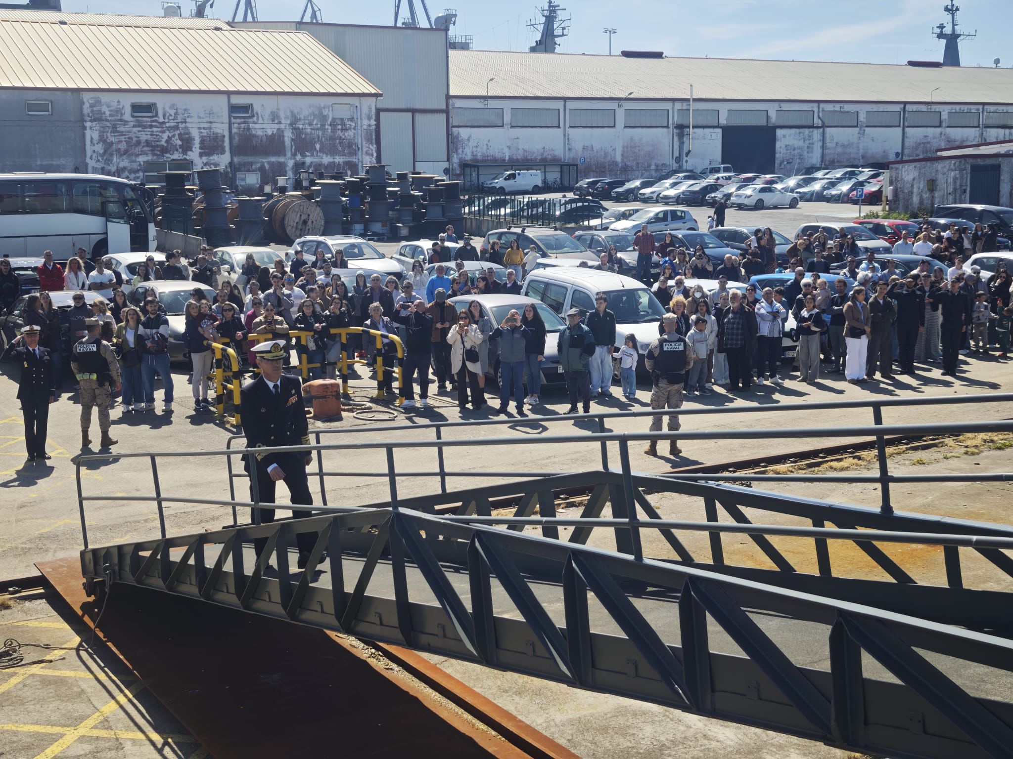 Familiares esperando en el muelle