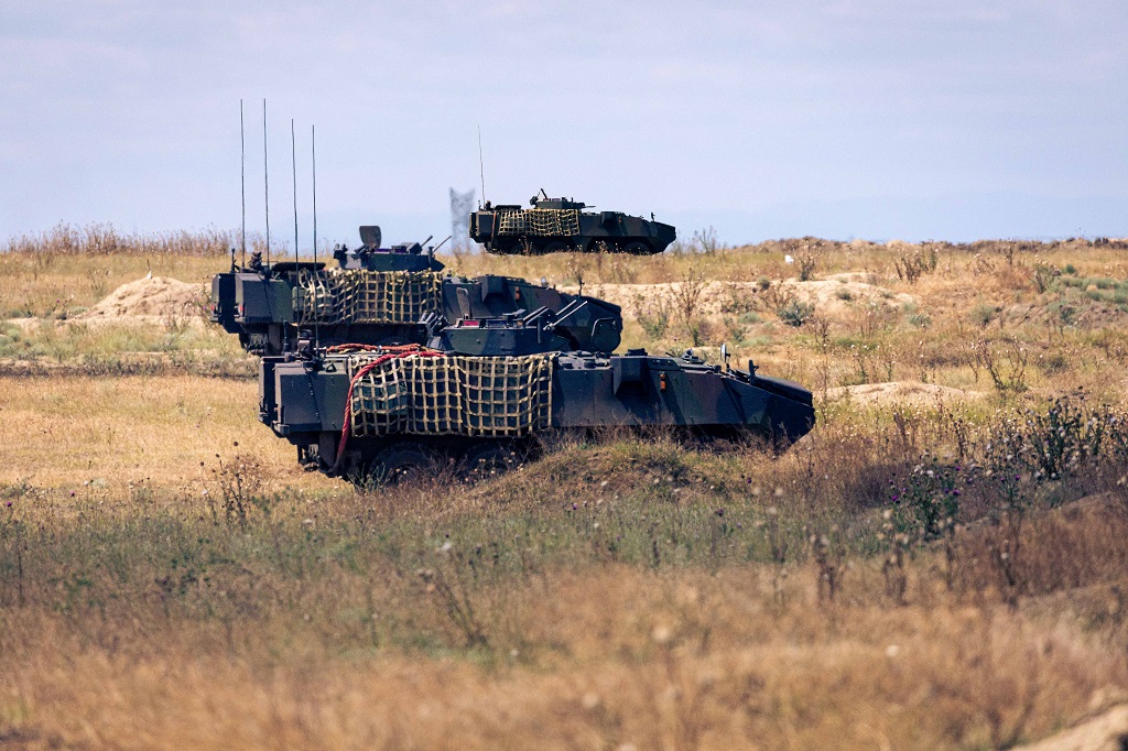 Sección mecanizada avanzando durante el fuego y movimiento
