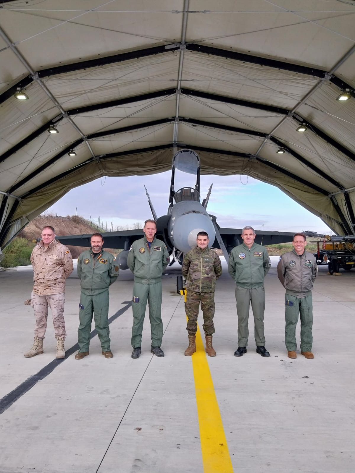 Personal de los relevos frente a un F-18 del destacamento