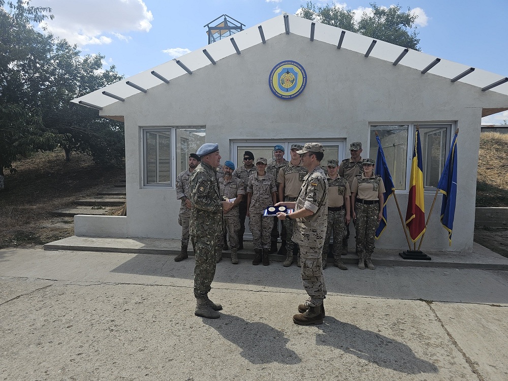 Intercambio obsequios entre Jefe de Fuerza y jefe del 1st Air Surveillance and Reconnaisance Group de la RoAF