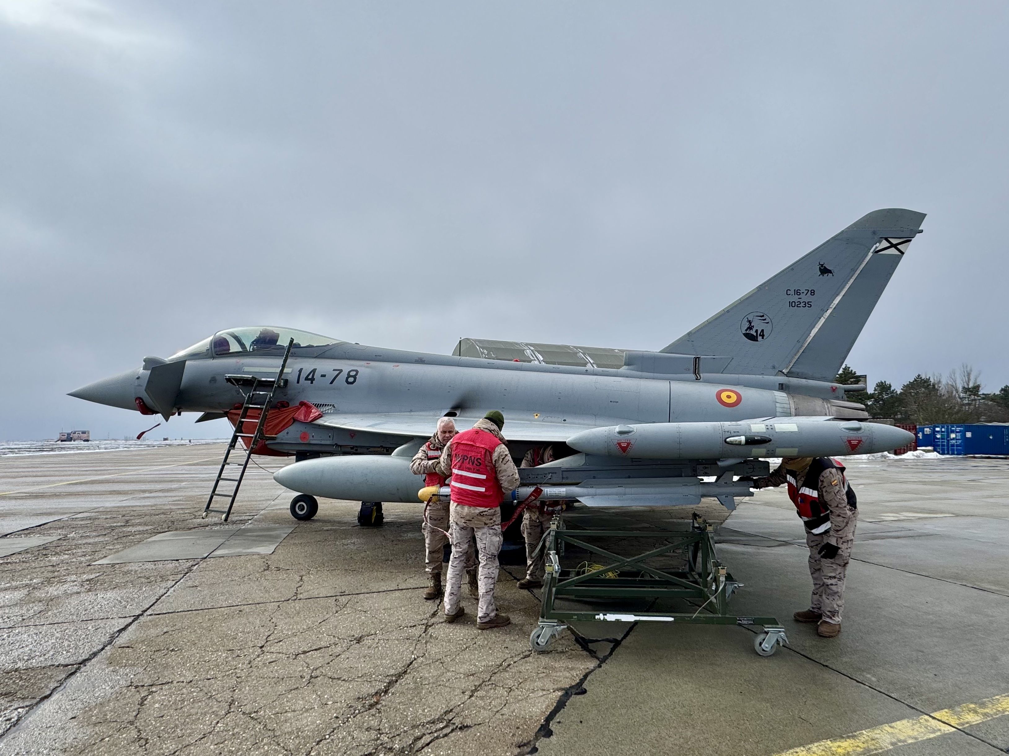 Personal de la sección de municionamiento realizando trabajos en el Eurofighter