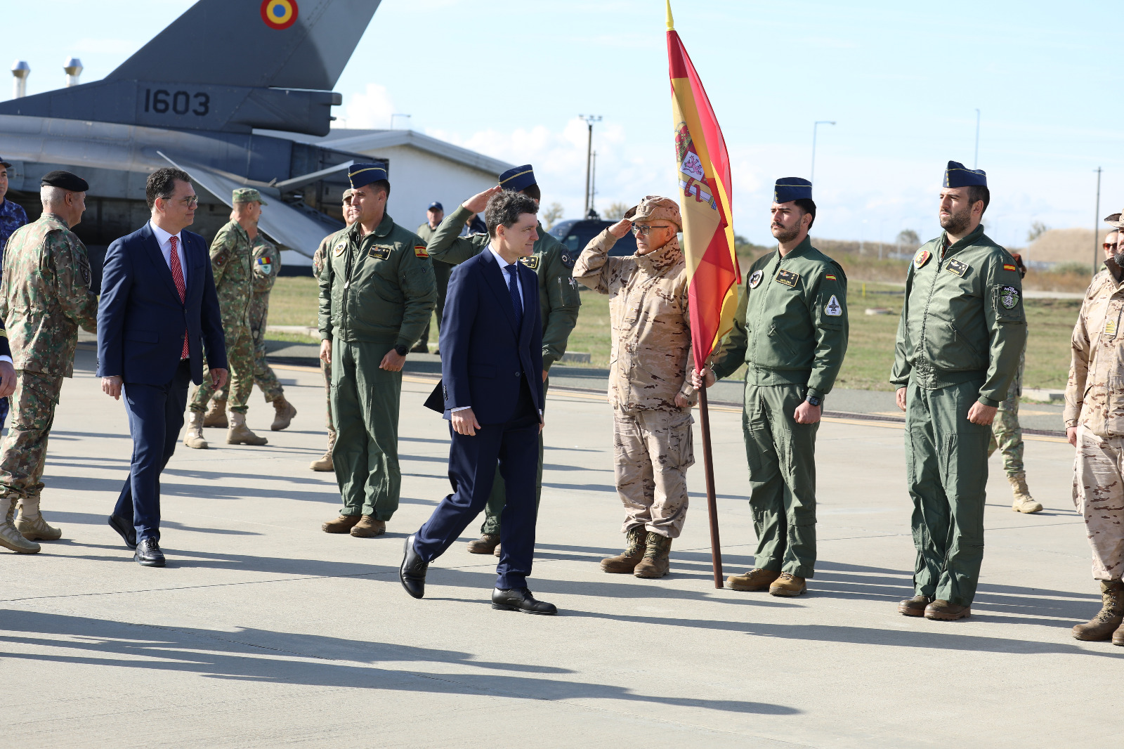 El presidente de Rumanía, Nicușor Dan, y el ministro de Defensa Nacional, Ștefan-Radu Oprea