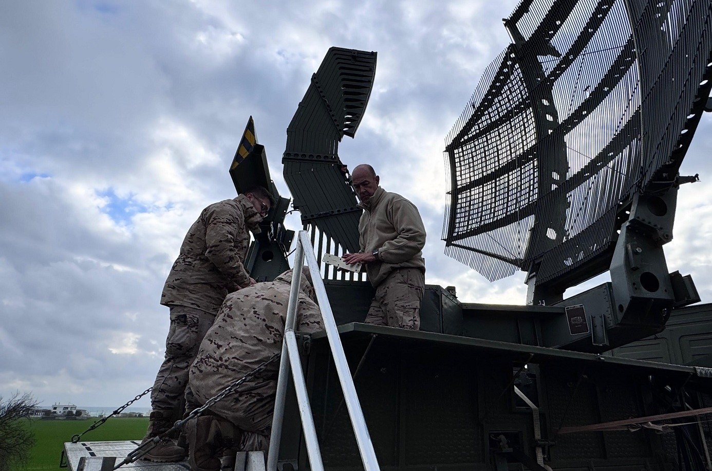 Personal radar realizando tareas de mantenimiento