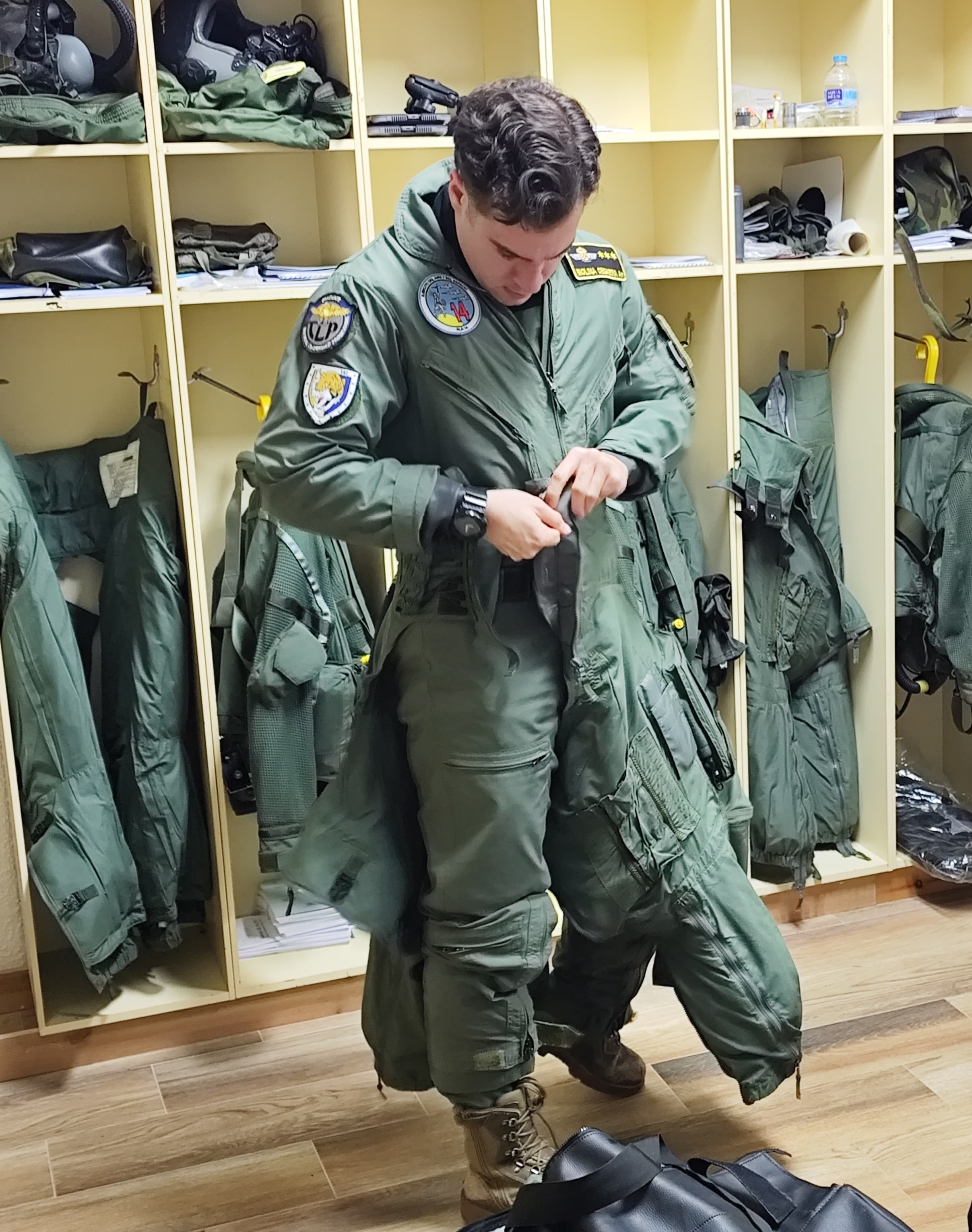 El capitán Cegarra se prepara para el vuelo