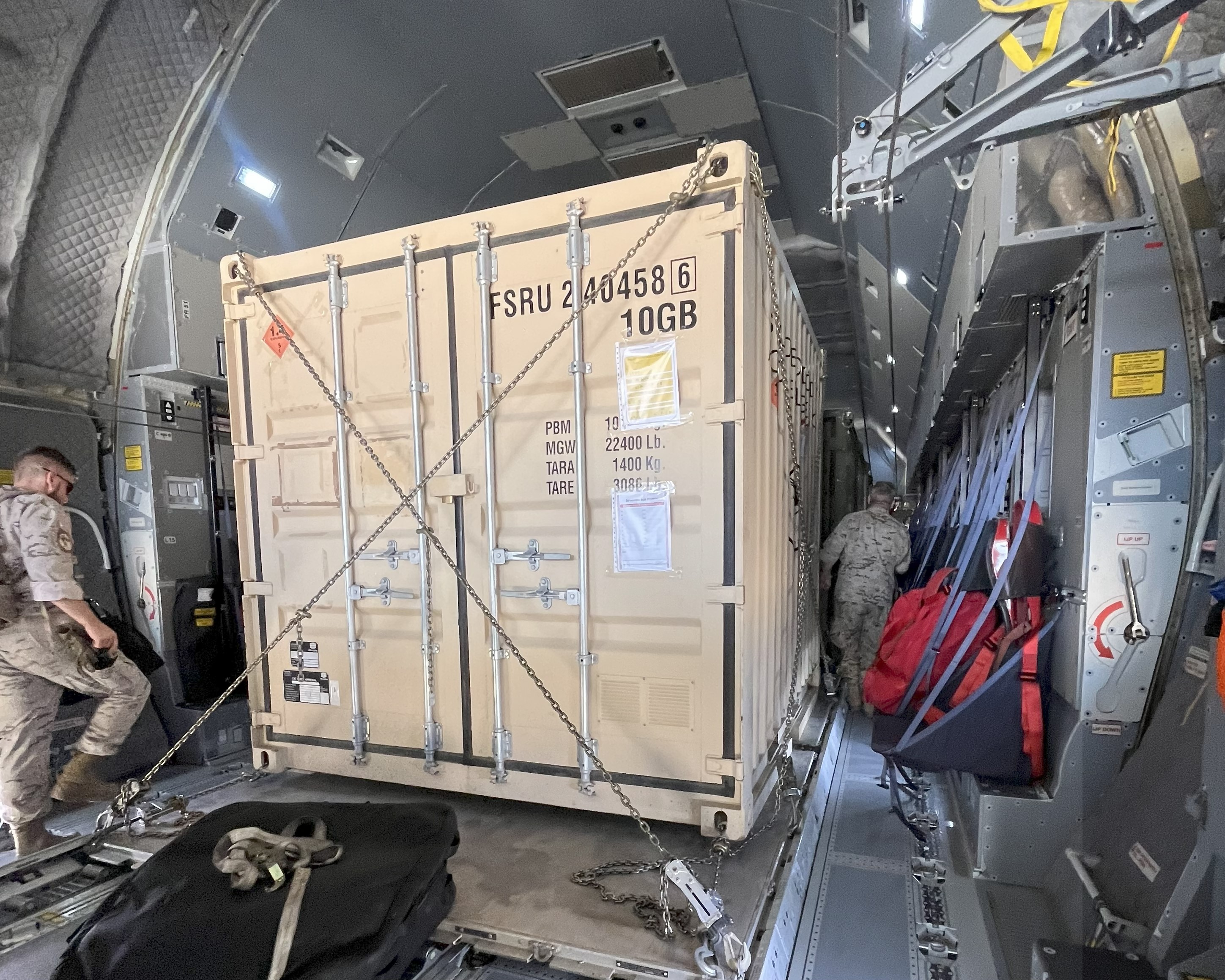 El personal de la UAD embarcando en uno de los 400M del ALA31