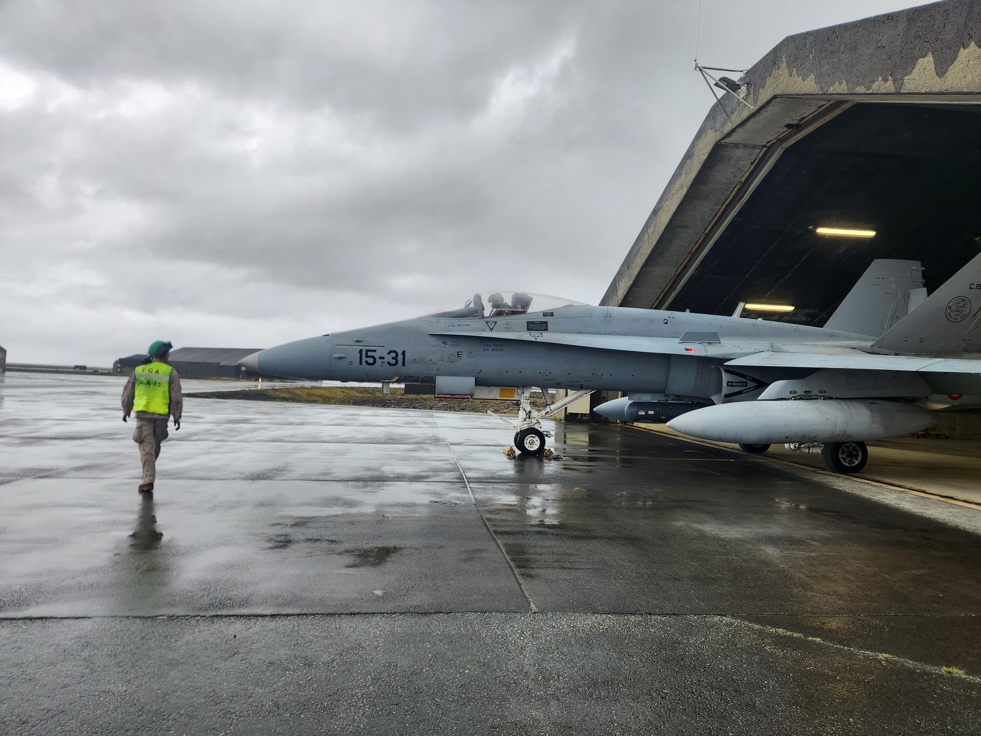 F-18 en hangar