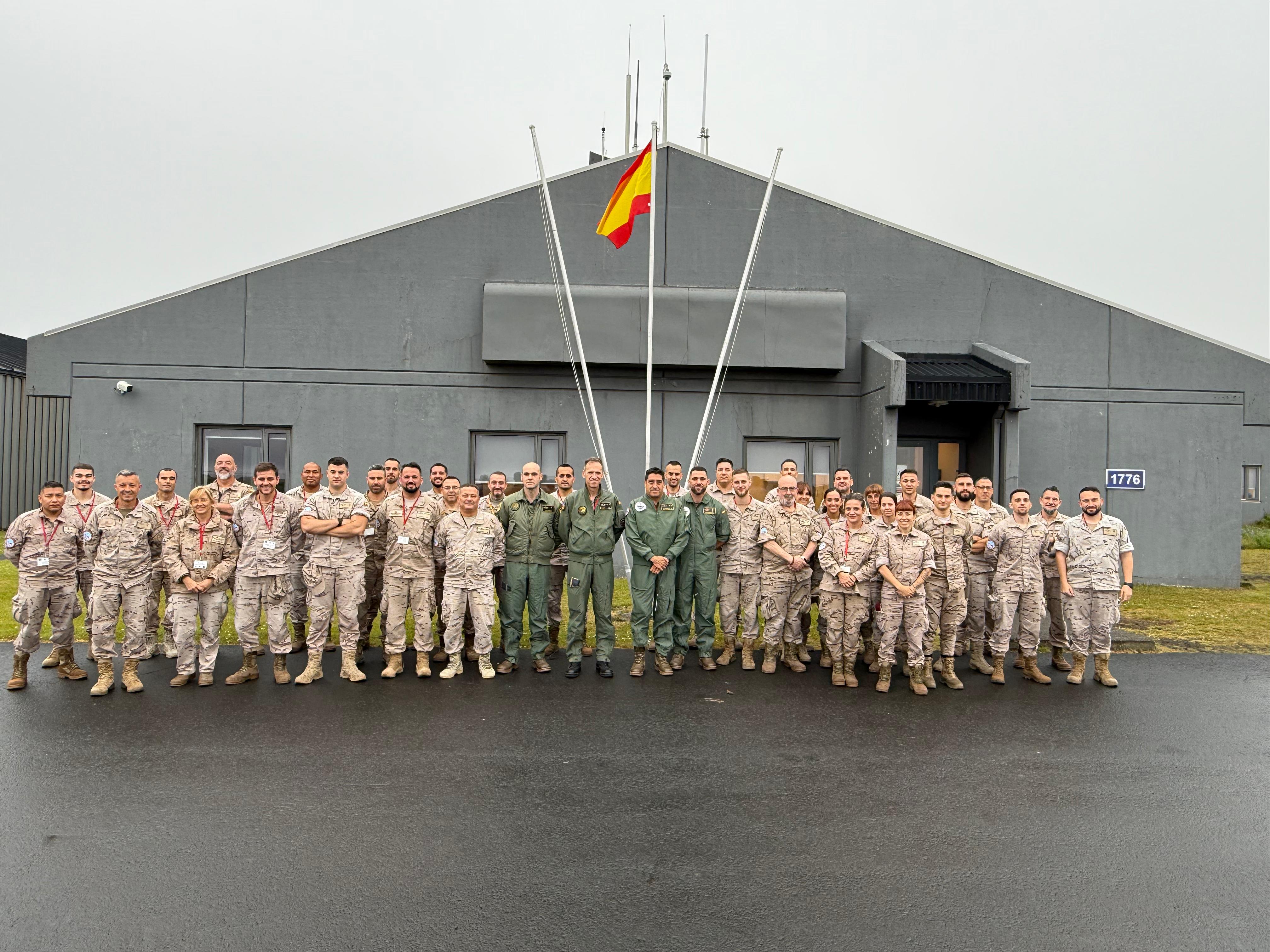 Los 44 primeros aviadores de DAT Stinga en la base de Keflavik