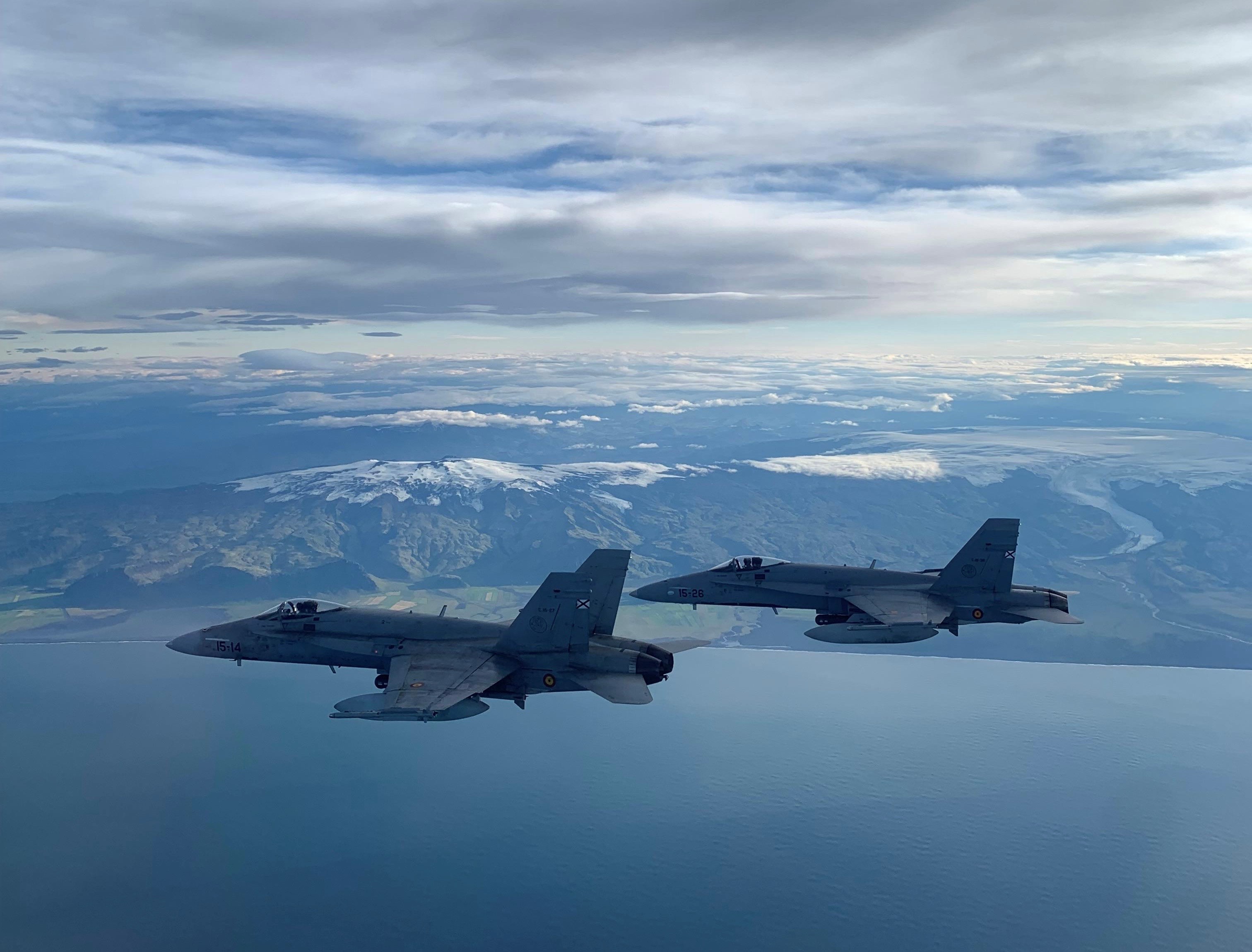 Vuelo sobre Islandia de F-18 Ala 15
