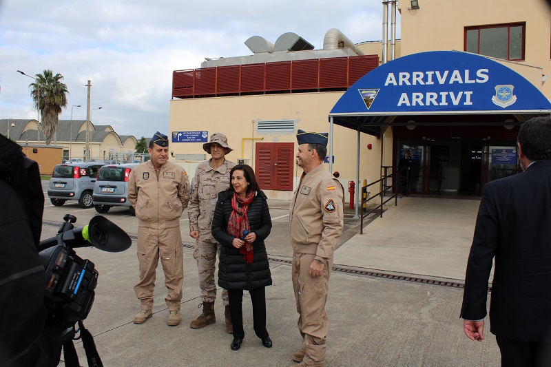 Los militares del Destacamento Grappa reciben la visita de la ministra de Defensa