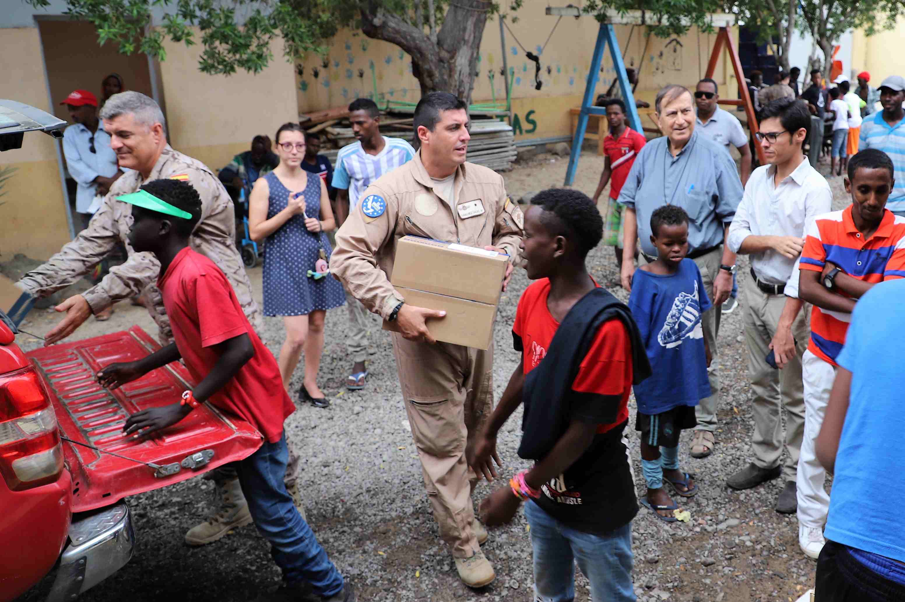 El destacamento ‘Orión’ realiza una entrega de medicamentos a Cáritas Yibuti