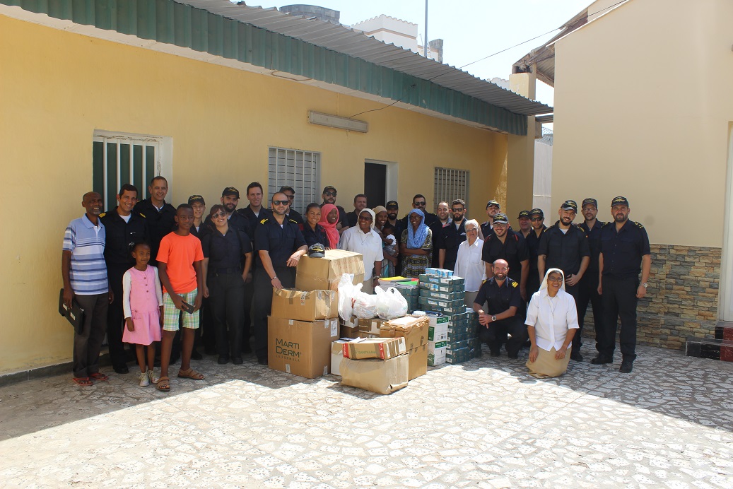 Las fragatas ‘Numancia’ y ‘Victoria’ hacen entrega de ayuda humanitaria y material escolar en Yibuti