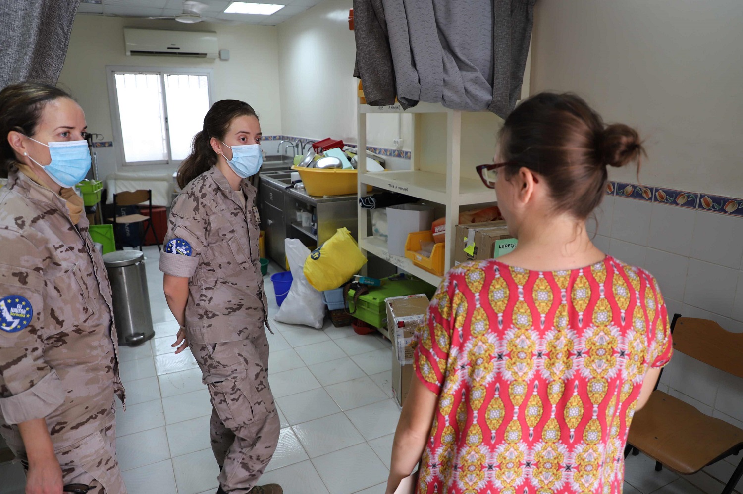 Personal del destacamento Orión entrega medicamentos a Cáritas en Yibuti