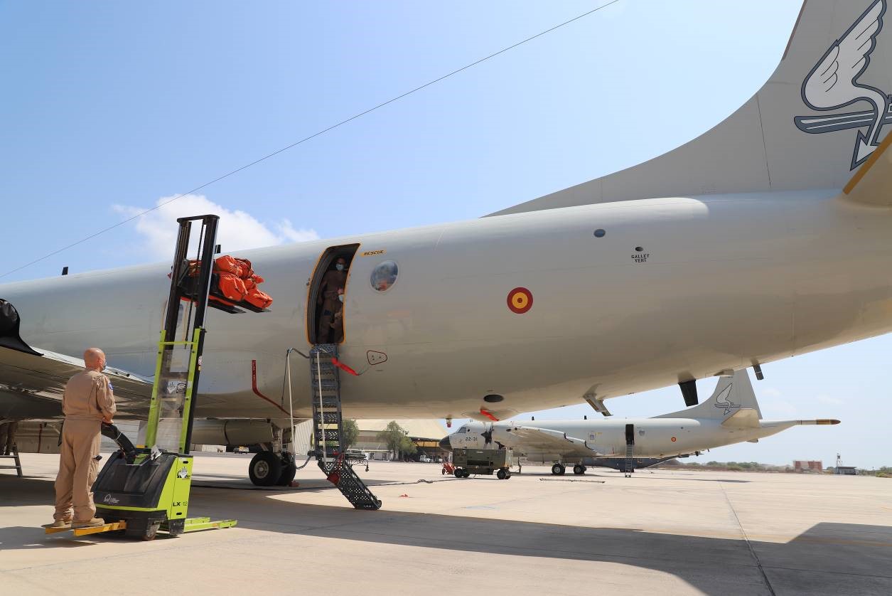 La tripulación del P3M carga material en el nuevo avión