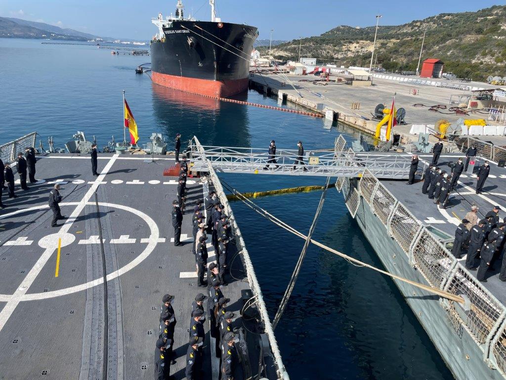 Embarque de la bandera de la UE a bordo de la fragata Canarias