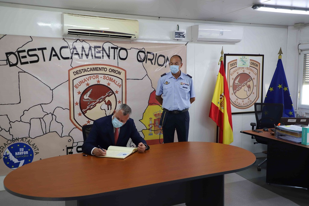 El vicealmirante Núñez Torrente firma el libro de honor
