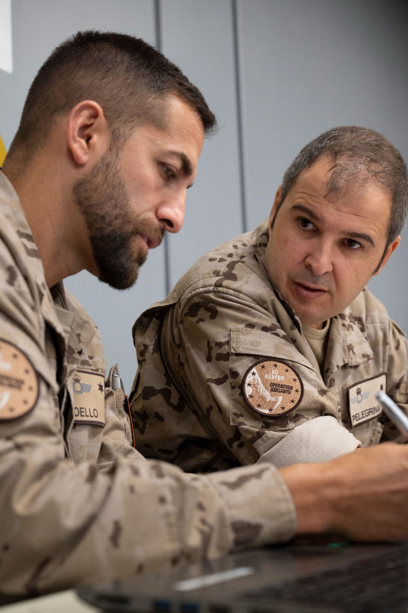 Imagen del FLO y del oficial de operaciones del DAT ‘Orión’