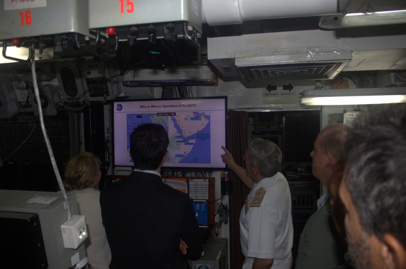 El Force Commader explicando la operación EUNAVFOR Atalanta