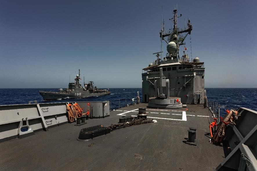 La fragata 'Santa María' realiza ejercicios de colaboración con la Marina Egipcia