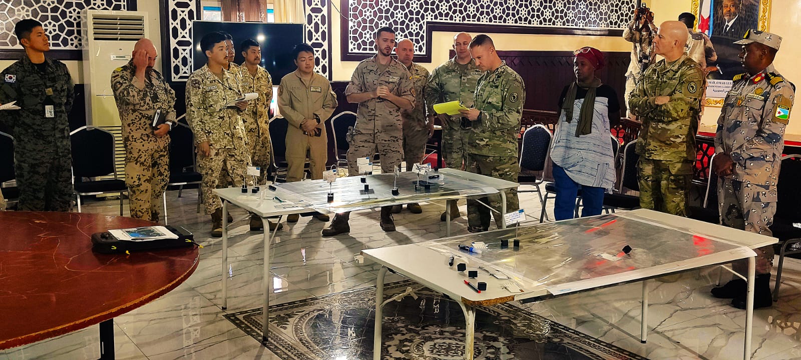 El capitán Rodero del DAT ´Orión´ actualiza situación al general Brown, de la CJTF-HOA, y al comandante de los Guarda Costas de Yibuti