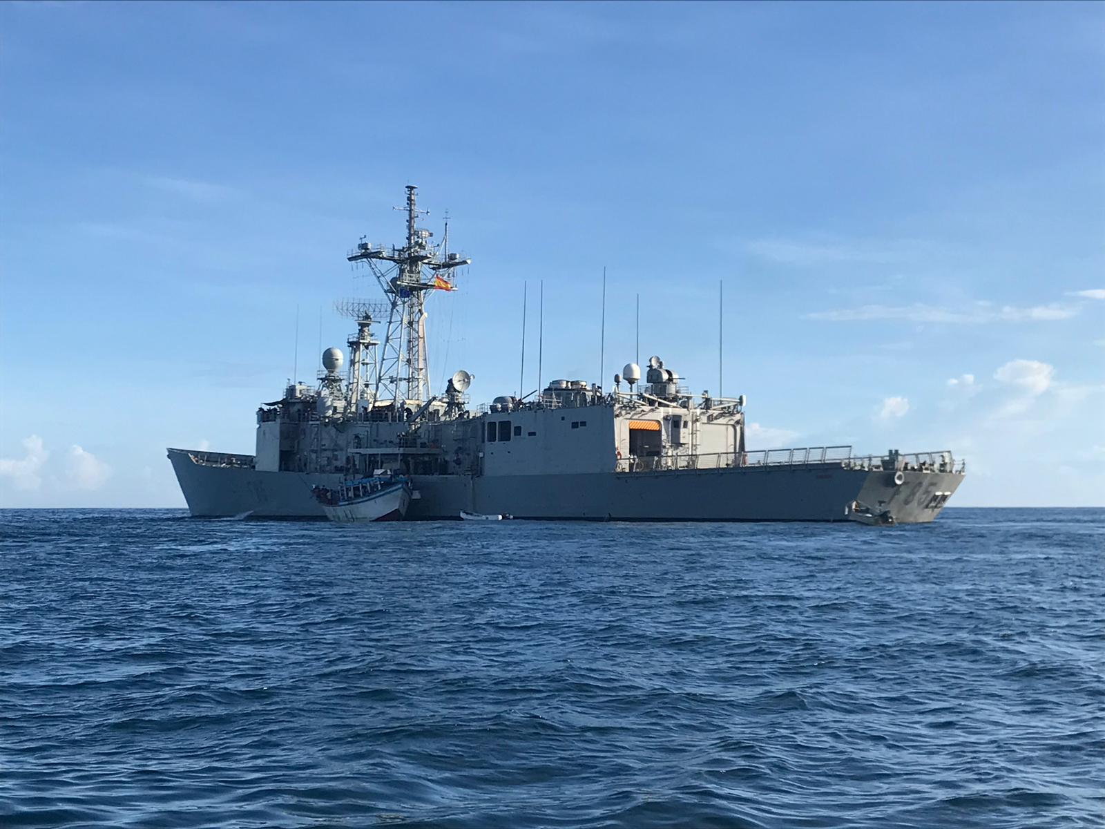 La fragata ‘Navarra’ entrega a las autoridades de Seychelles a cinco presuntos piratas para ser juzgados