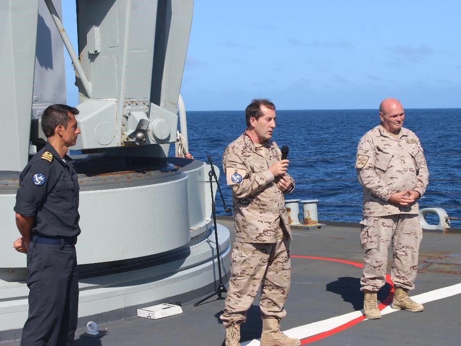La ‘Canarias’ recibe a bordo al Comandante de la Operación Atalanta