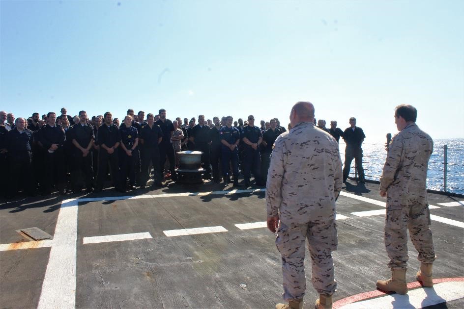 La ‘Canarias’ recibe a bordo al Comandante de la Operación Atalanta