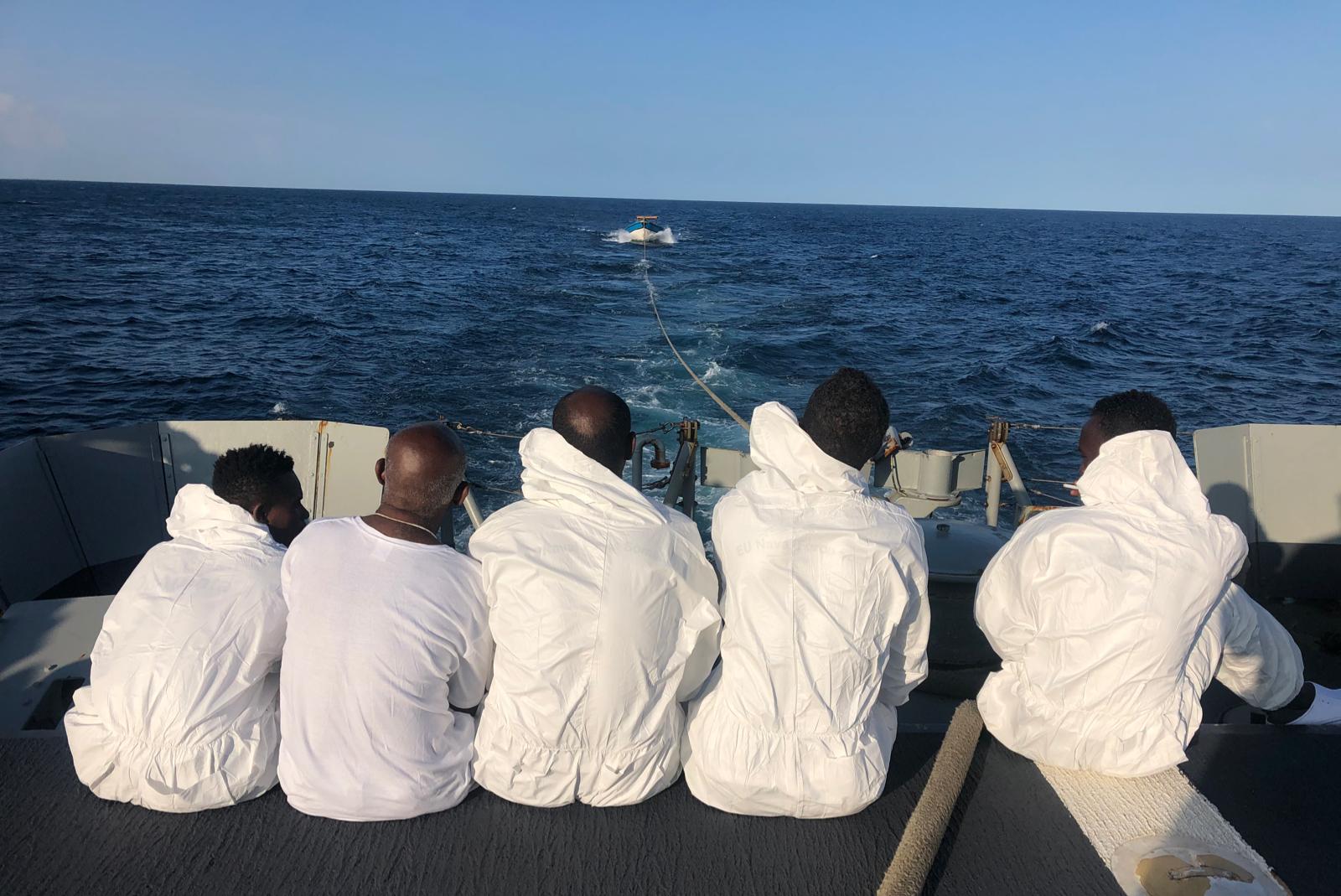 La fragata ‘Canarias’ rescata a personal de la Armada somalí en aguas del Índico