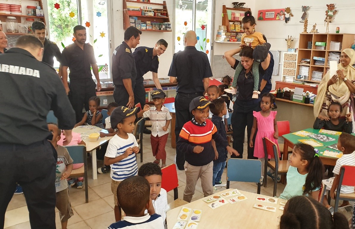 La fragata ‘Canarias’ visita el colegio de la Natividad en Yibouti