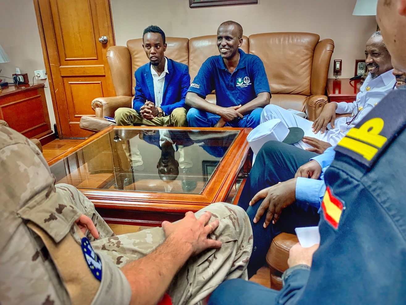 La fragata ‘Victoria’ recibe a bordo a líderes de la región somalí de Galmudug