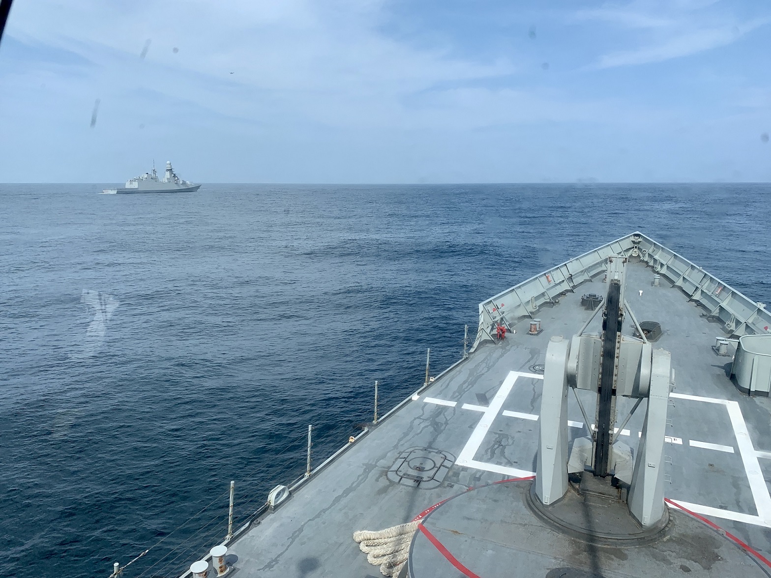 La ‘Victoria’ se adiestra con un buque de la Marina coreana