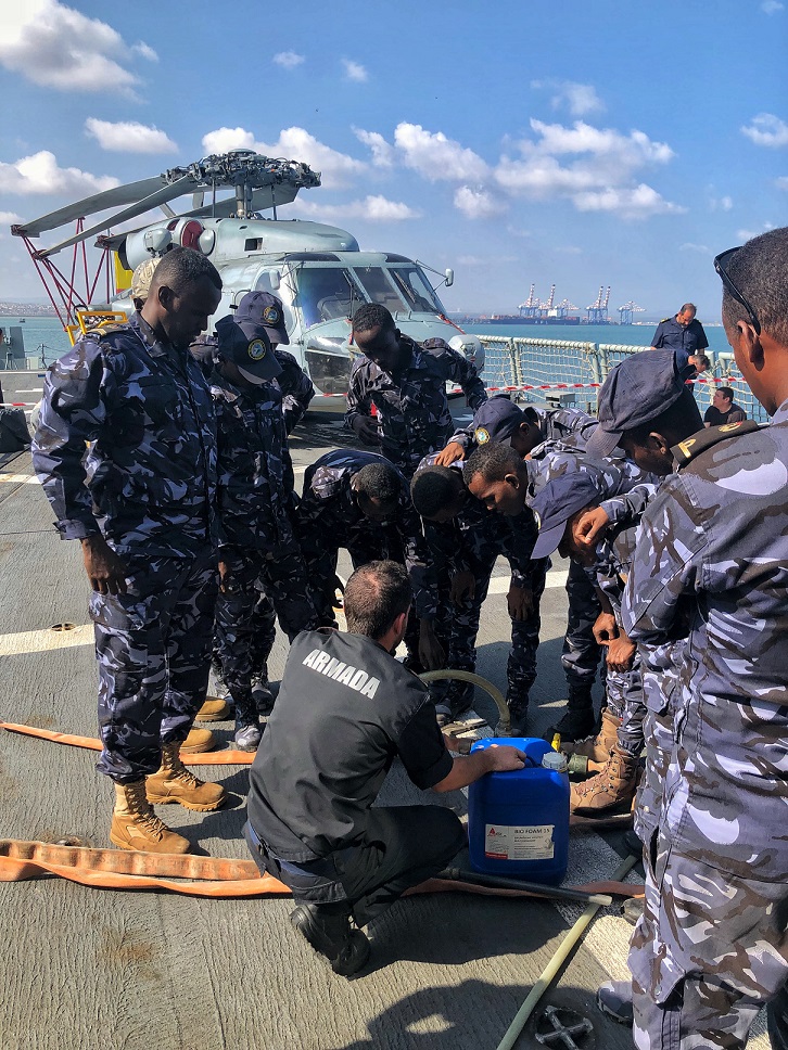 La fragata ‘Victoria’ colabora con la Marina de Yibuti