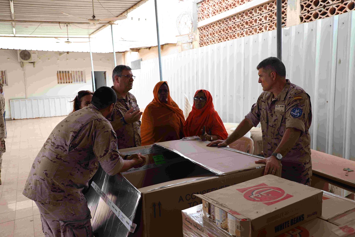 El destacamento Orión entrega ayuda humanitaria a mujeres yibutíes en riesgo de exclusión social