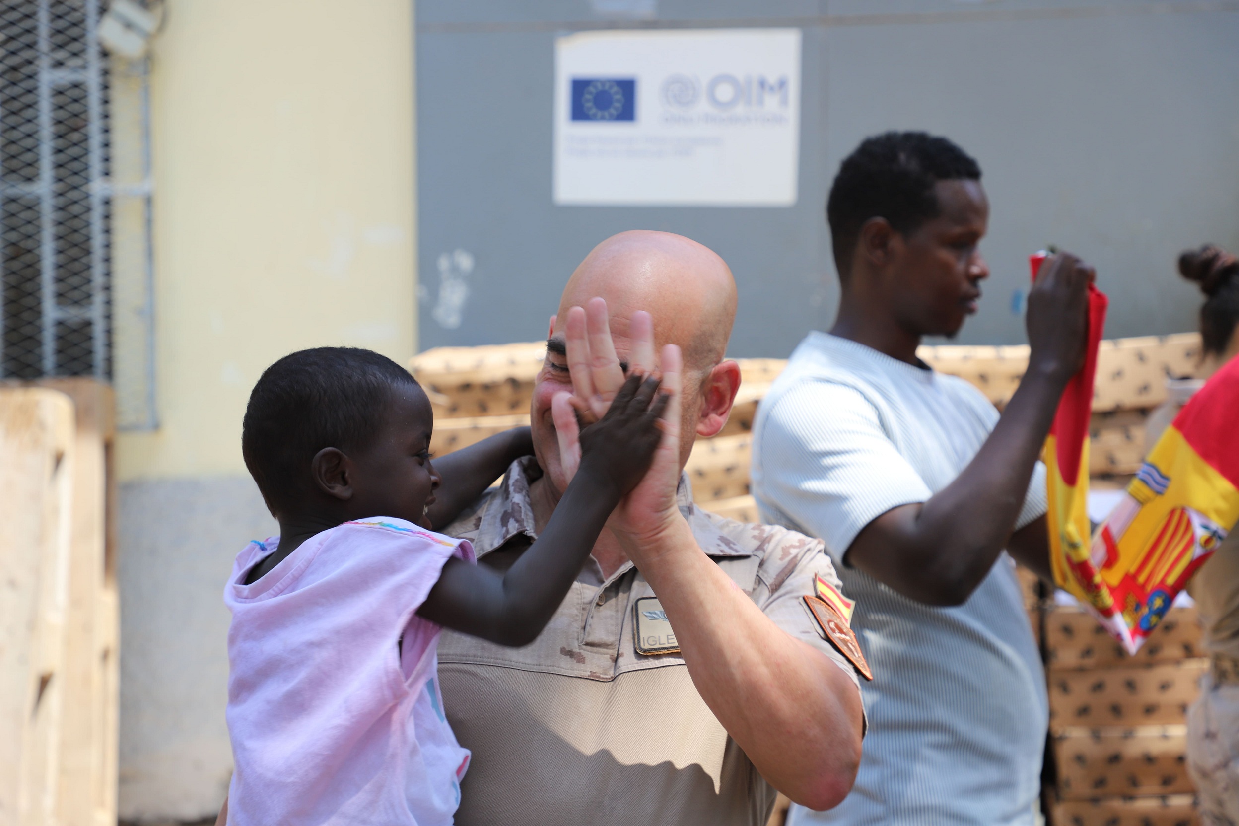 Personal del DAT con los niños acogidos por Cáritas Yibuti