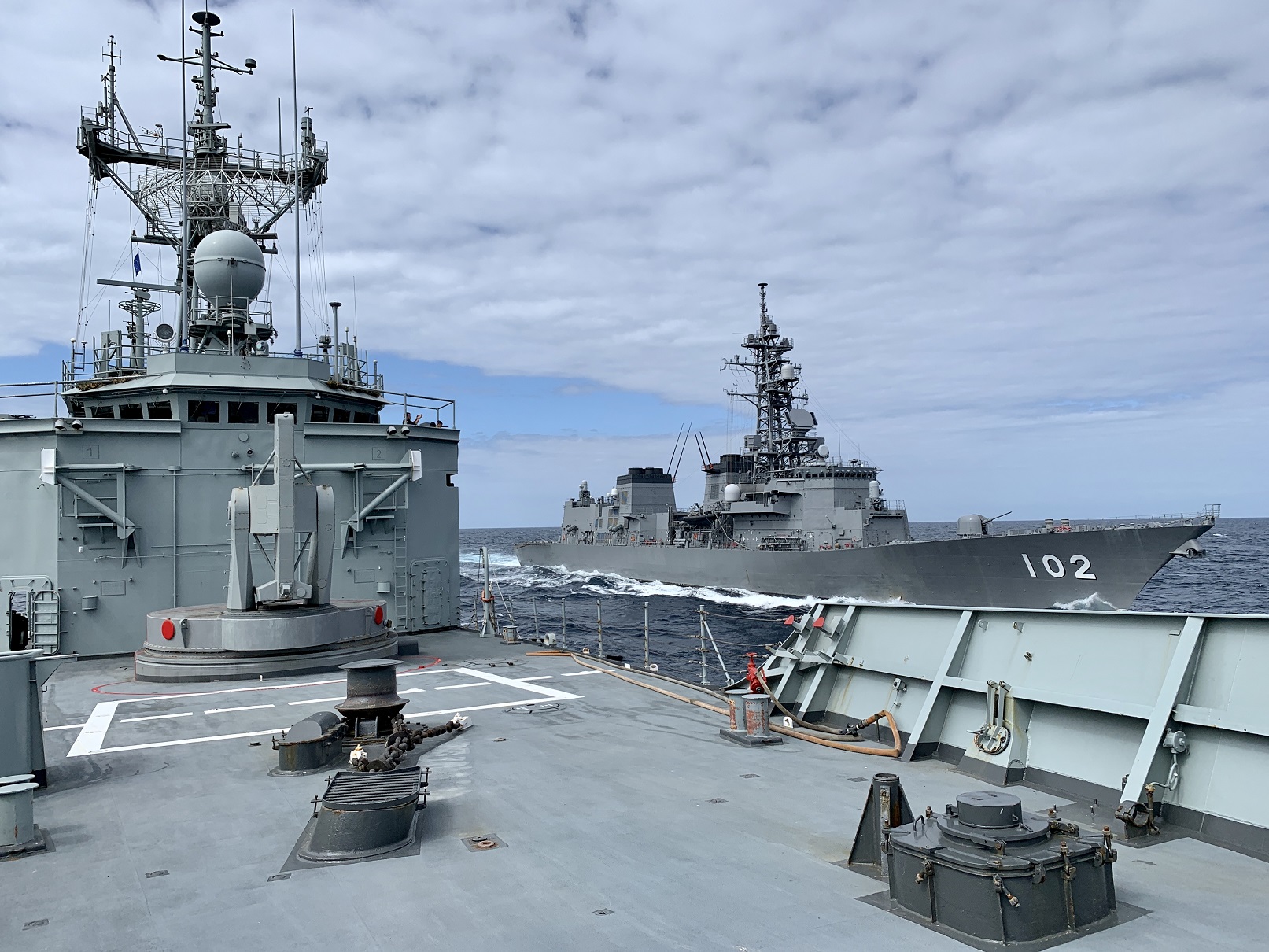 La fragata ‘Victoria’ se adiestra con el buque de la Marina japonesa ‘Harusame’
