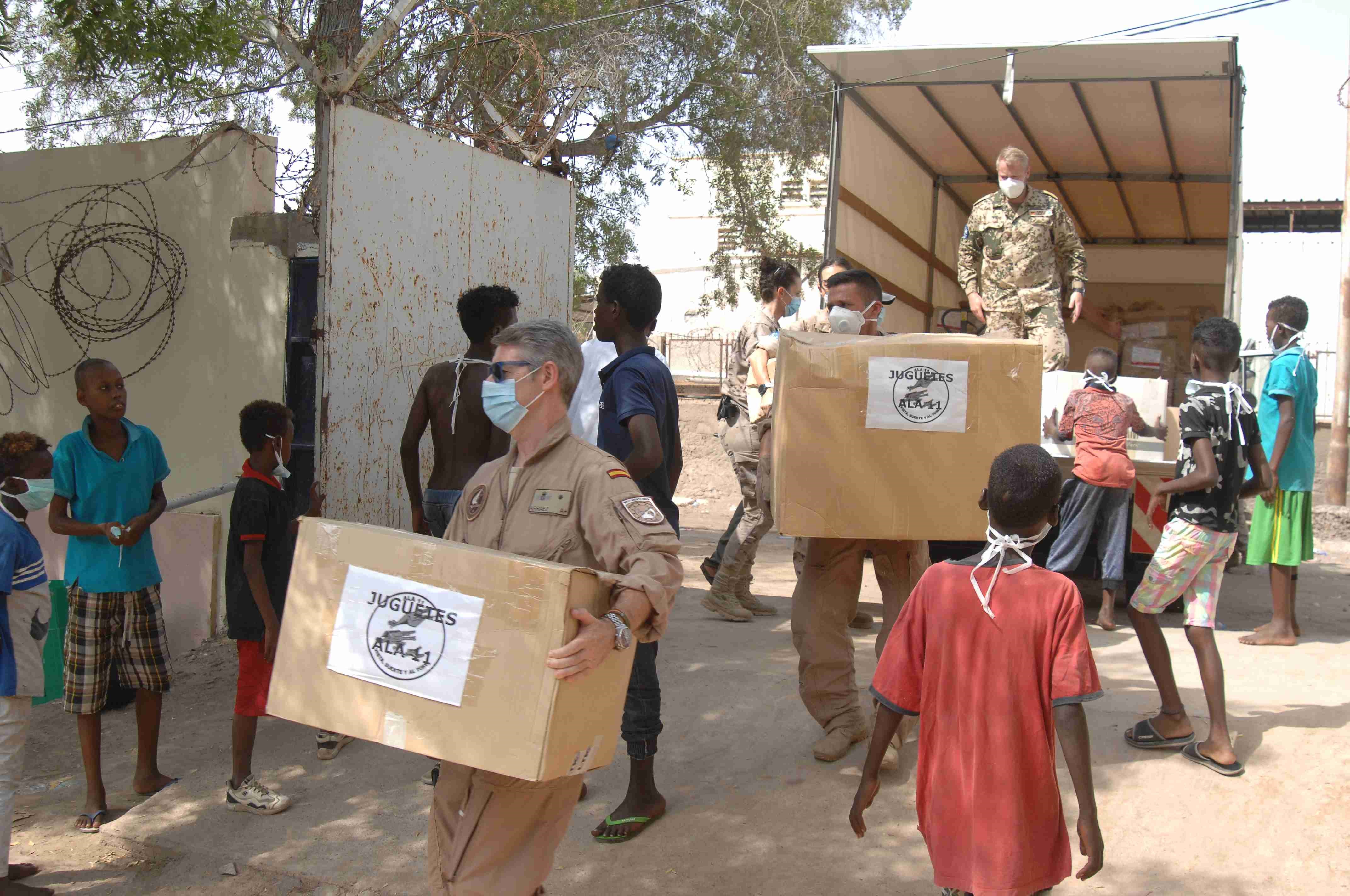El destacamento aéreo 'Orión' entrega material humanitario a Cáritas en Yibuti