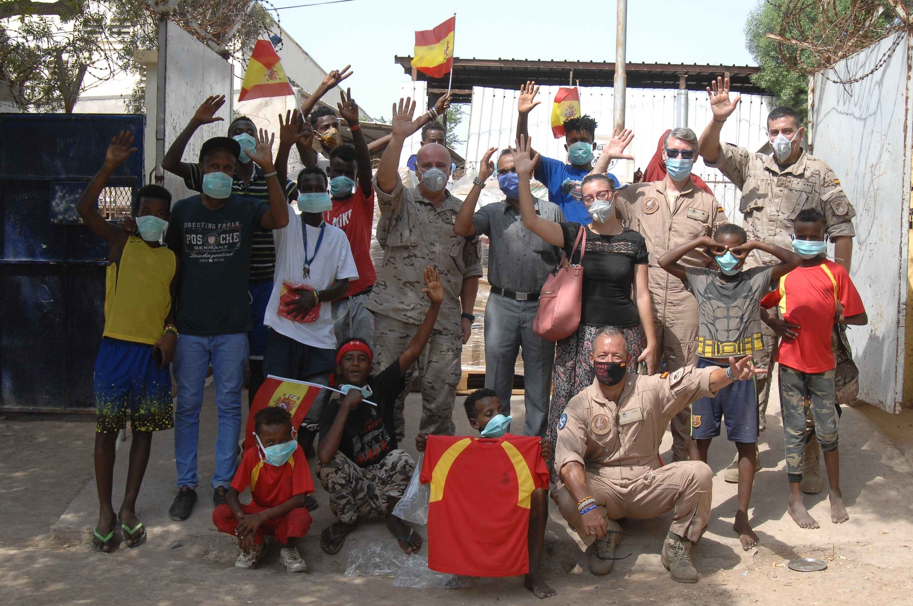 El destacamento aéreo 'Orión' entrega material humanitario a Cáritas en Yibuti