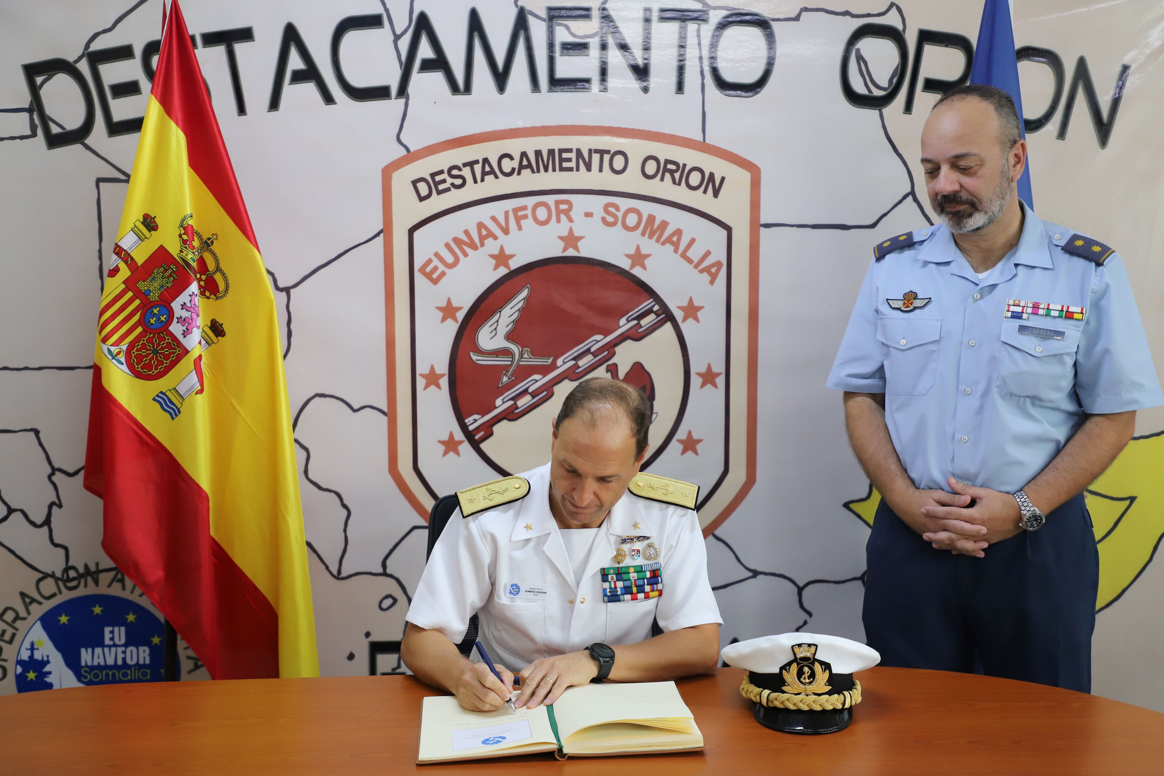 Firma del libro de honor del DAT Orión por parte del contraalmirante Guglielmi