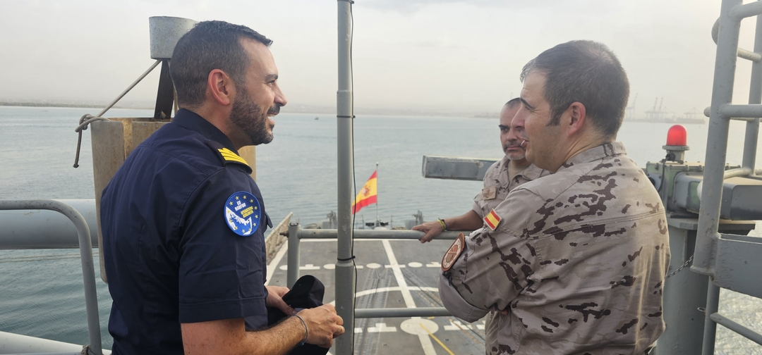 Comandante de la fragata ‘NAVARRA’ y el Jefe de Fuerza del DAT ‘ORIÓN’