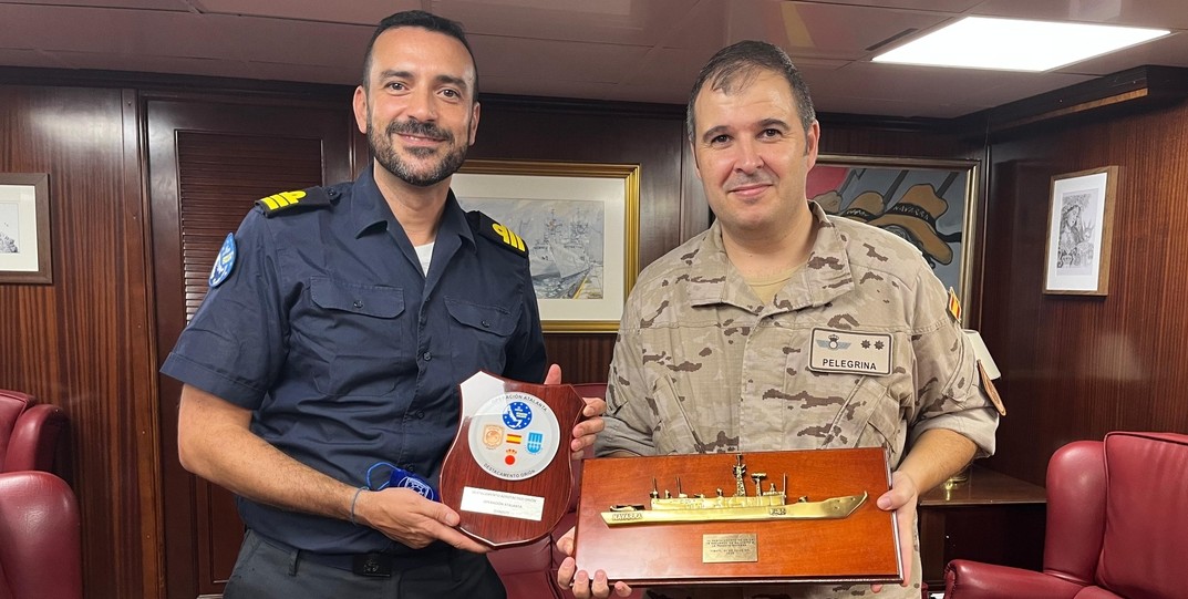 Entrega de obsequios entre el comandante de la fragata ‘NAVARRA’ y el jefe de fuerza del DAT ‘ORIÓN’
